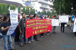 PKL SOLO : Pedagang Sunday Market Demo Tolak Relokasi