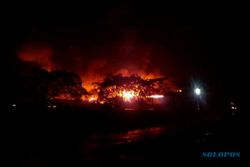 KEBAKARAN KARANGANYAR : Pabrik Delta Dunia Textile di Kaling Tasikmadu Terbakar