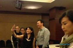 MEME LUCU : Ekspresi Veronica Saat Ahok Selfie Bareng Dian Sastro Jadi Bahan Meme