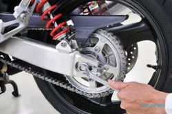 TIPS OTOMOTIF : Jangan Sembarangan! Begini 3 Langkah Tepat Bersihkan Rantai motor