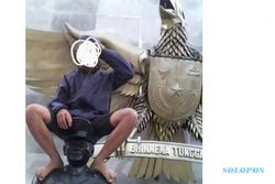 FOTO KONTROVERSIAL : Remaja Duduki Patung Pahlawan Tertangkap!