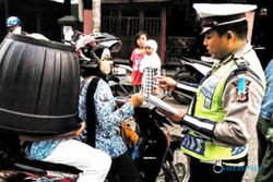OPERASI PATUH 2016 : PNS Pakaikan Pot Plastik Untuk Helm Anak, Ditilang Deh