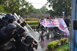 PENGAMANAN BANDARA : "Bandara Dikepung Massa, Personel TNI AU Dilempari"