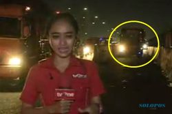 Reporter TV One Nyaris Ditabrak Bus Saat Siaran