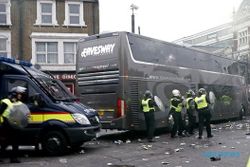 ULAH SUPORTER : FA Turun Tangan dalam Insiden Pelemparan Bus MU