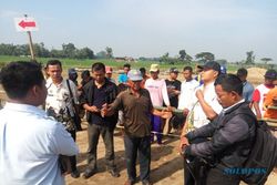 JALAN TOL SOKER : Blokade Proyek, Warga Ancam Siap Perang