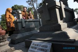 Mendiknas Anies Baswedan Ziarah ke Makam Ki Hajar Dewantara