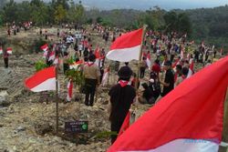 WISATA JOGJA : 300 Bendera Berkibar di Tebing Breksi