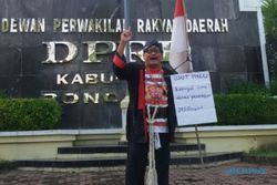 HARI PENDIDIKAN NASIONAL : Demo Tunggal, Muh. Yani Minta Kasus Korupsi DAK Pendidikan Ponorogo Dituntaskan