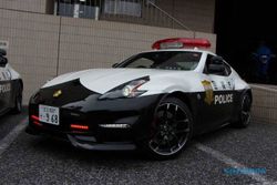 MOBIL NISSAN: Wow, 370Z Jadi Senjata Polisi Jepang Kejar Tukang Ngebut