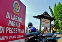 PARKIR SEMARANG : Netizen Gunjingkan Parkir di Jalur Pedestrian Semarang