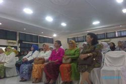 AKTIVITAS IBU NEGARA : Kunjungi BBLM Kemendes PDTT, Iriana Borong Batik