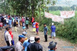 WARGA TOLAK TPAS : Massa dari Gedangsari dan Gantiwarno Tutup Akses Masuk ke TPAS Jogoprayan