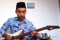 VIEO UNIK YOUTUBE : Pria Berseragam Korpri Cover Lagu Hymne Guru Pakai Gitar Listrik