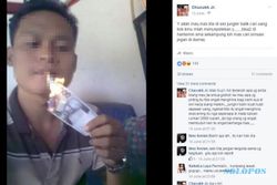 FOTO KONTROVERSIAL : Waduh, Pria Ini Nyalakan Rokok Pakai Uang Kertas
