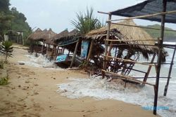 GELOMBANG TINGGI PANTAI SELATAN : Pantai Kukup Sampak Pantai Pok Tunggal Rusak Berat