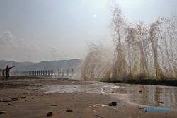 GELOMBANG PASANG JATIM : 12 Daerah di Jatim Ini Terdampak Gelombang Tinggi dan Banjir Rob