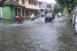 BANJIR SOLO : Jl. Kyai Mojo Tergenang Banjir, Lalu Lintas Tersendat