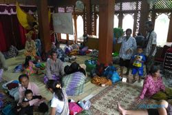 FOTO BANJIR SOLO : Warga Mengungsi di Pendapa Kelurahan Gandekan, Jebres