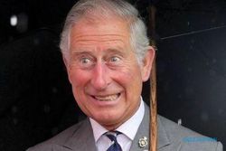 KELUARGA KERAJAAN INGGRIS : Foto Pangeran Charles Cium Pria Hebohkan Inggris