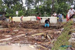 INFO MUDIK 2016 : Banjir Meluap ke Jalan, Aspal Jalur Alternatif Jogja-Purworejo Mengelupas