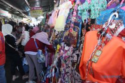 LEBARAN 2016 : Pedagang Garmen di Pasar Klewer Mulai Kebanjiran Pesanan