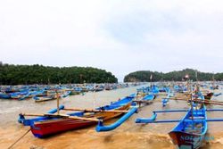 GELOMBANG PASANG PACITAN : Gelombang Tinggi, Nelayan di Pantai Tawang Menganggur