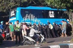 TRANS JOGJA : Mogok, Dua Kru Dorong Bus