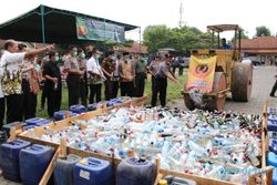 OPERASI PEKAT KARANGANYAR : Polisi Musnahkan 4.516 Liter Miras