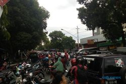 BANJIR SOLO : Warga Joyotakan Mengungsi di Sepanjang Jalan Solo-Sukoharjo