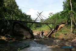 BENCANA PACITAN : Jembatan di Sambirejo Roboh, Warga Minta Pemerintah Perbaiki
