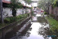 BANJIR SOLO : Perpustakaan SMPN 6 Kebanjiran, Ribuan Buku Diamankan