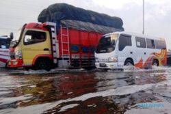 ROB SEMARANG : Banjir Air Laut Bikin Macet Arus Lalu Lintas