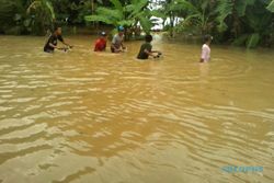 BANJIR SOLORAYA : Banjir di Sragen Cenderung Naik, 200 Keluarga Pringanom Terisolasi, Butuh Air Bersih!