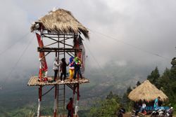 WISATA SOLORAYA : Asita Solo Eksplorasi Bukit Gancik Boyolali dan Umbul Ponggok Klaten