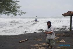 GELOMBANG TINGGI PANTAI SELATAN : Pantai Glagah Dipasang Garis Polisi, Warga Nekat Menerabas