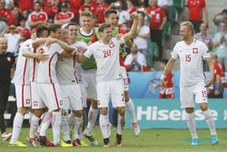 HASIL AKHIR BABAK 16 BESAR : Berakhir Imbang 1-1, Polandia Menang Adu Penalti