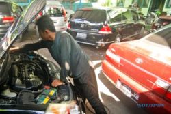 FOTO MUDIK 2016 : Montir Mobil Panen Order Jelang Lebaran