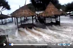 GELOMBANG TINGGI PANTAI SELATAN : Video Dahsyatnya Ombak Pantai Sadranan Bikin Ngeri!