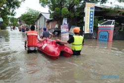 BANJIR SOLO : Joyontakan Terendam Banjir, Warga Ngungsi di SMKN 3 Solo