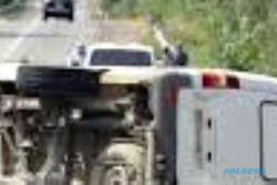 KECELAKAAN SEMARANG : Minibus Terguling di Watugong, 5 Terluka