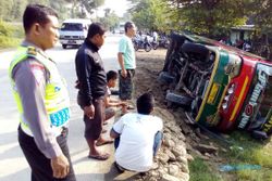 KECELAKAAN SRAGEN : Kejar-Kejaran dengan Bus, Minibus Terguling di Jalan Solo-Purwodadi