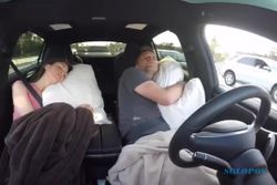 MOBIL TESLA: Video Asyiknya Bawa Mobil Autopilot, Bisa Sambil Tidur!