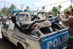 KECELAKAAN KARANGANYAR : Mobil Lompat Median Jalan Solo-Karanganyar, Hajar 3 Motor & Sepeda Listrik