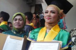 KISAH INSPIRATIF : Di Unnes Semarang, Putri Pemulung Raih Cum Laude