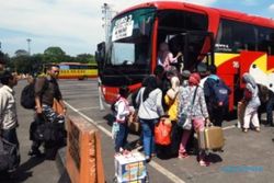 Asap Mengepul, Bus Pariwisata di Jalan Solo-Tawangmangu Bikin Panik Penumpang