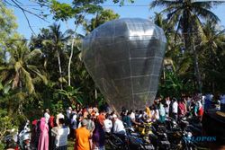  LEBARAN 2016 : Usai Terbangkan Balon, Warga Ziarahi Makam Mbah Gebel
