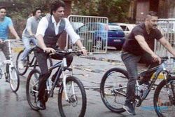 BOLLYWOOD : Cerita di Balik Salman Khan dan Shahrukh Khan Bersepeda Bareng