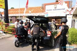 BOM SOLO : Polisi Bersenjata Lengkap Pantau Ketat Pengunjung Mapolres Karanganyar