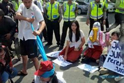 HARI ANAK NASIONAL : Peringati HAN, Belasan Jupe Semarang Gelar Aksi Teaterikal